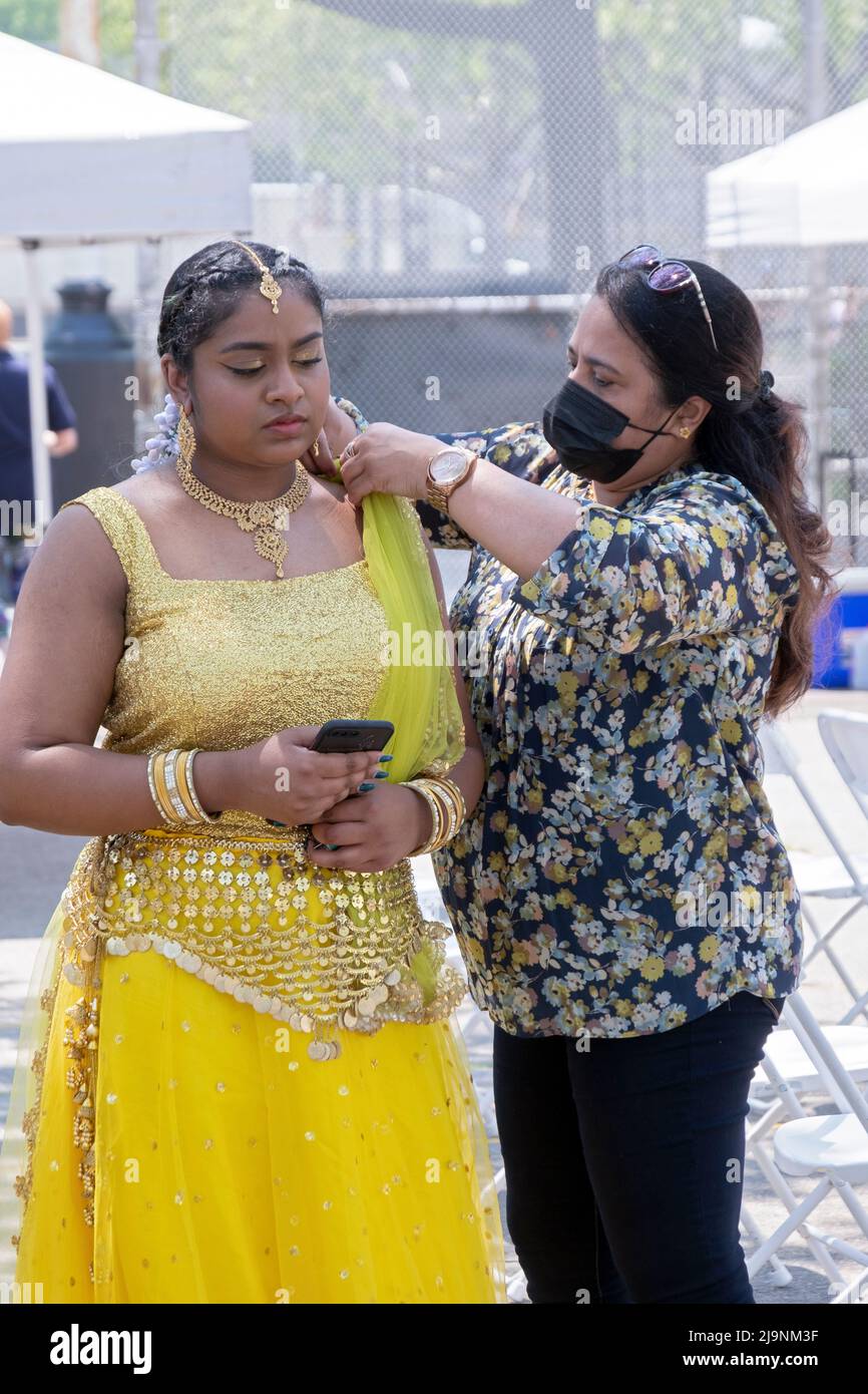 Un adolescent séduisant se prépare pour un spectacle au concert de Bollywood & Indian Folk Fusion Dance à Charles Drew Park à Jamaica, Queens, New York. Banque D'Images