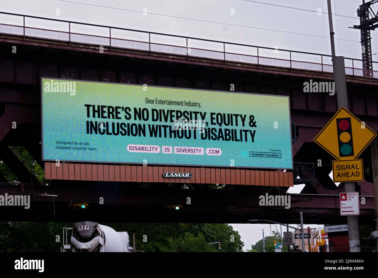 Un signe électronique sur un passage supérieur dans le Queens avec un plaidoyer à l'industrie du divertissement pour plus d'inclusion des handicapés. À Astoria, Queens, New York Banque D'Images