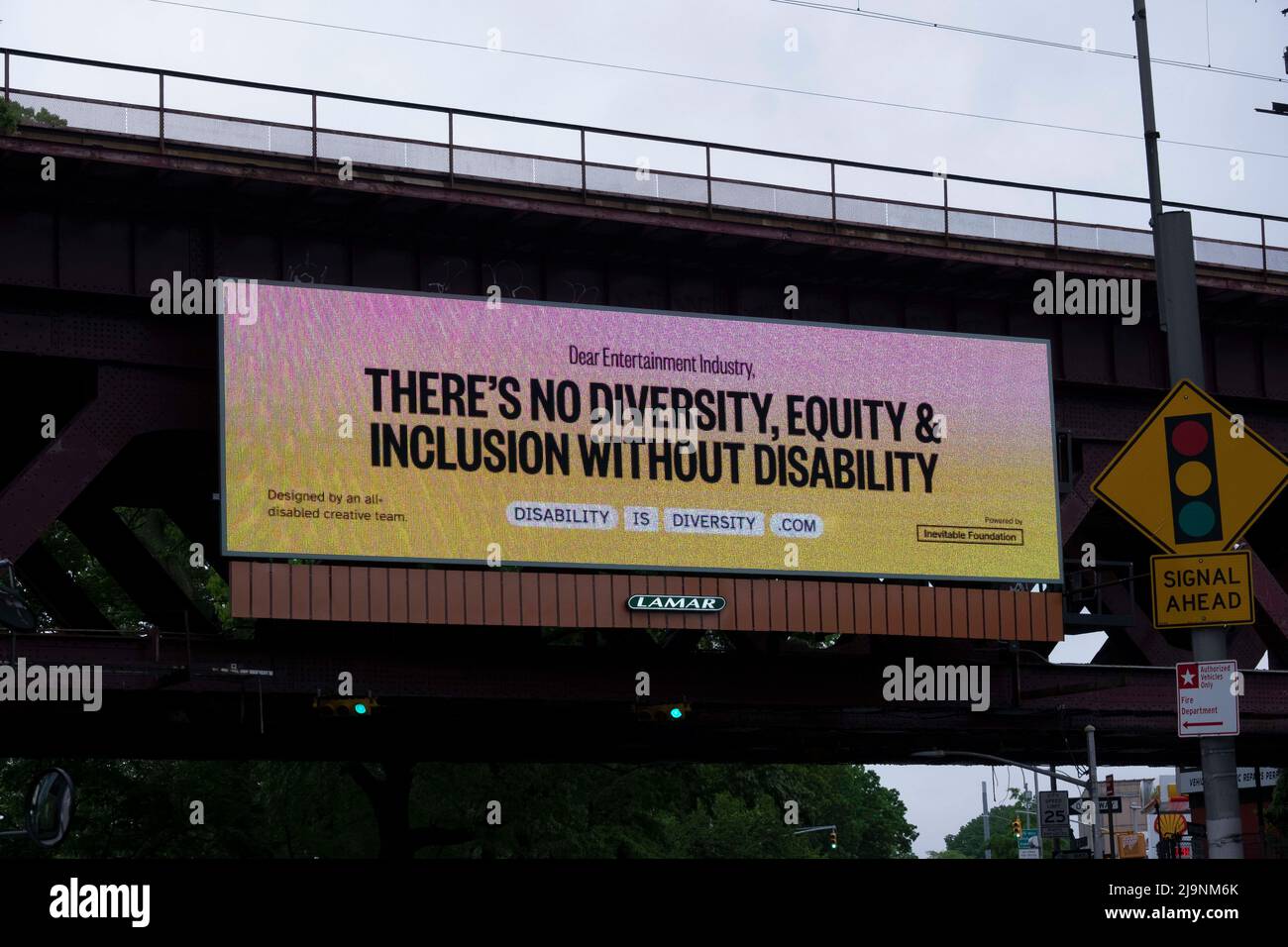 Un signe électronique sur un passage supérieur dans le Queens avec un plaidoyer à l'industrie du divertissement pour plus d'inclusion des handicapés. À Astoria, Queens, New York Banque D'Images