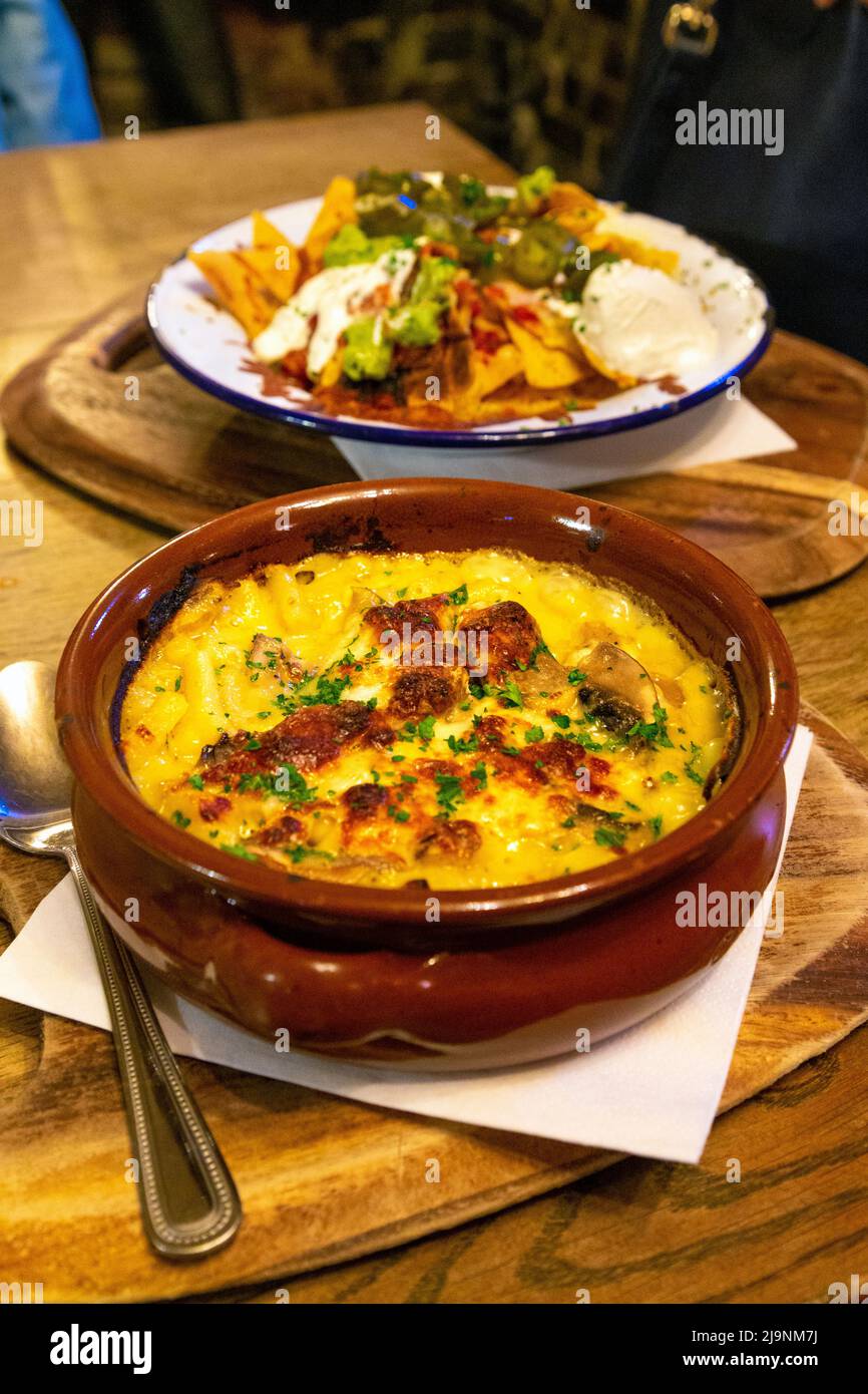 Mac & Cheese and nachos au Old White Horse Pub, Baldock, Hertfordshire, Royaume-Uni Banque D'Images