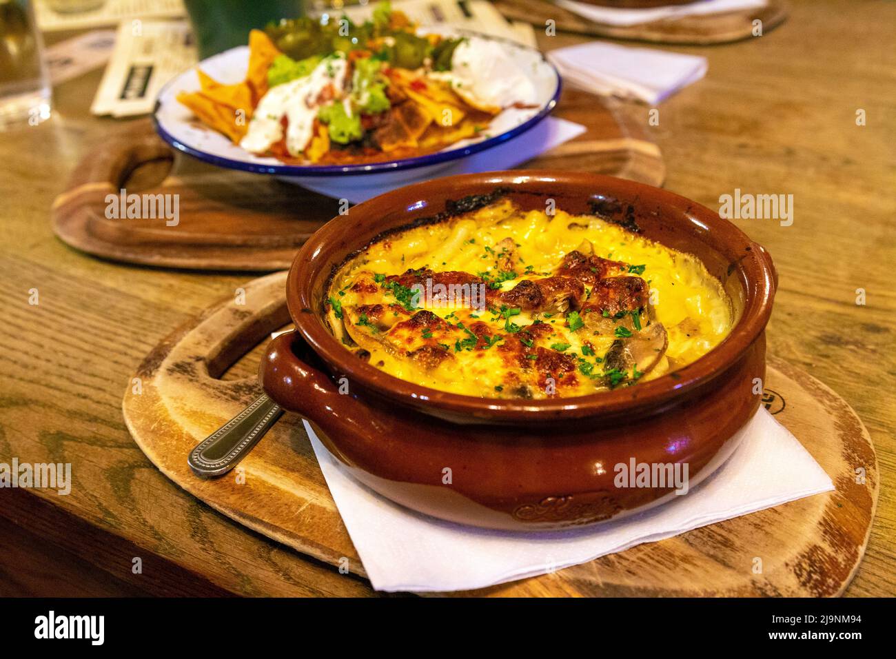 Mac & Cheese and nachos au Old White Horse Pub, Baldock, Hertfordshire, Royaume-Uni Banque D'Images