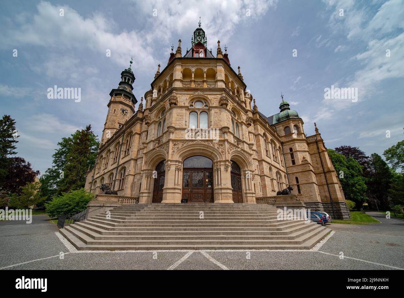 Façade du musée de la Bohème du Nord à Liberec (Reichenberg), ancien Kunstgewerbemuseum allemand et exemple de romantisme en architecture. Banque D'Images