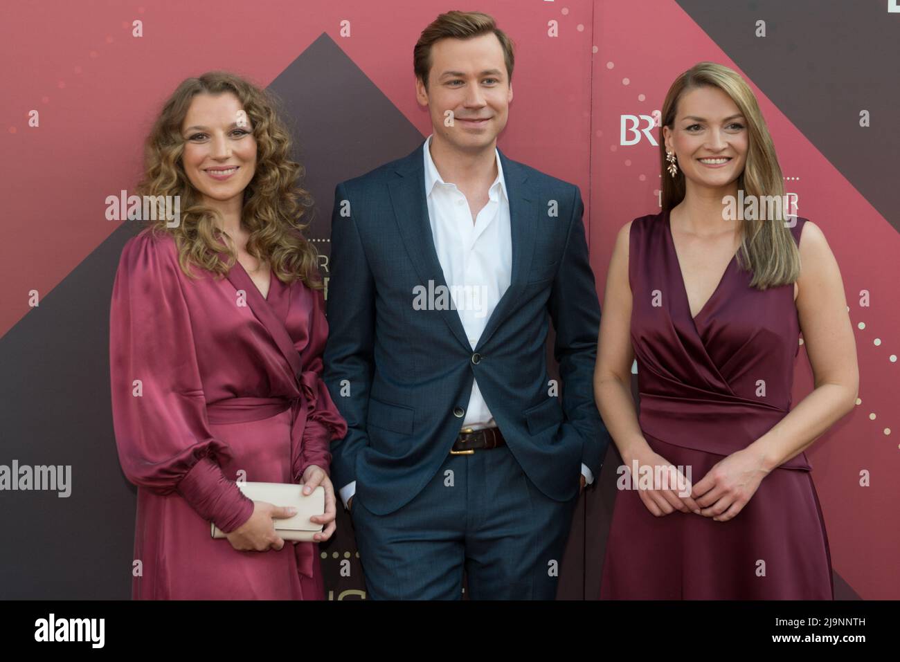 Munich, Allemagne, 20th mai 2022, David Kross, Antonia Bill et Judith Gerlach vus sur le tapis rouge lors de la cérémonie des Prix du film bavarois Banque D'Images