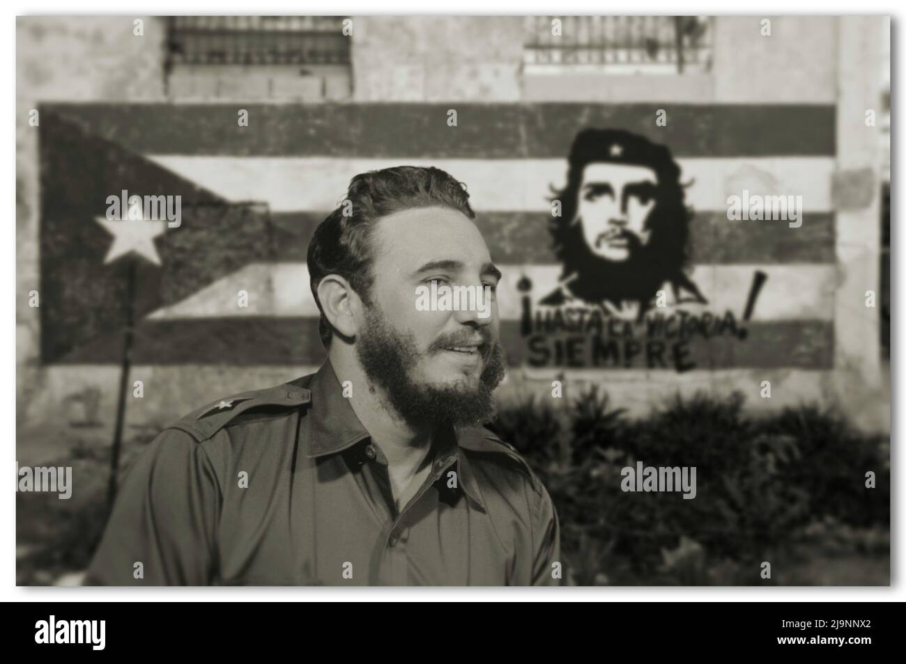 Une photo de Fidel Castro, chef de la révolution cubaine, sur fond de peinture murale sur laquelle le commandant Che Guevara est peint. Banque D'Images