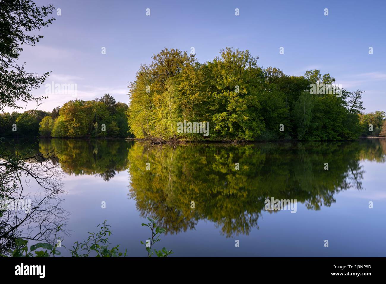 Image panoramique du magnifique et idyllique lac de Bensberg, Bergisch Gladbach, Allemagne Banque D'Images