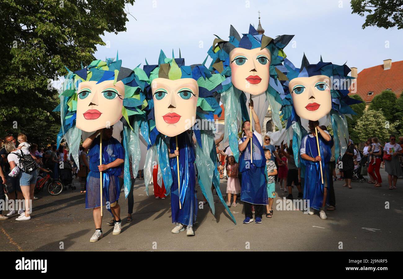 (220524) -- KARLOVAC (CROATIE), 24 mai 2022 (Xinhua) -- les gens participent à un défilé de marionnettes dans le cadre du festival international de marionnettes à Karlovac, Croatie, le 24 mai 2022. Le festival a lieu du 24 au 29 mai. (Kristina Stedul Fabac/PIXSELL via Xinhua) Credit: Xinhua/Alay Live News Banque D'Images