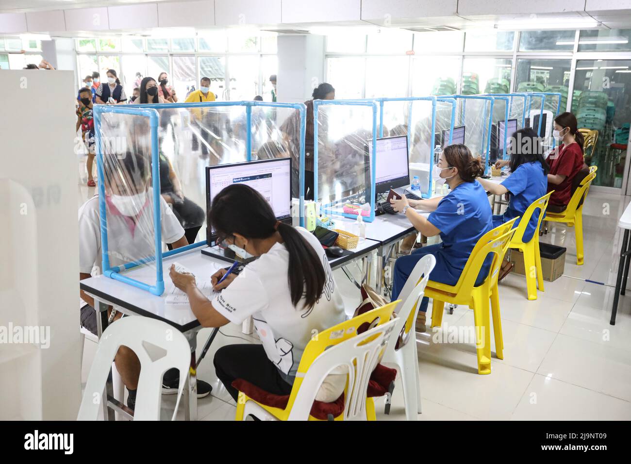 24 mai 2022, Chanthaburi, Thaïlande: Office provincial de la santé de Chanthaburi vaccination 1st et 2nd pour les enfants de 5-11 ans et 1st, 2nd, 3rd, 4th vaccination pour les personnes en général à Chanthaburi et les étrangers par AstraZeneca et Pfizer vaccins au Centre de gemmes et bijoux de Chanthaburi. Qui est ouvert pour les injections ici le dernier jour dans la ville, après cela, ils doivent aller recevoir la vaccination à l'hôpital Phrapokklao, Chanthaburi. Pour les autres districts de la province de Chanthaburi, les vaccins peuvent être obtenus dans les hôpitaux de district ou dans les endroits spécifiés par le gouvernement. (Credit image: © Edirach T Banque D'Images