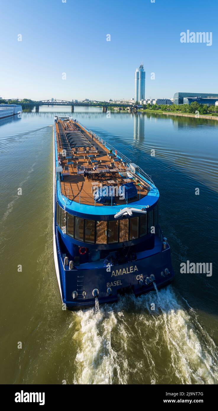Wien, Vienne: rivière Donau (Danube), bateau de croisière, Tour du millénaire en 20. Brigittenau, Vienne, Autriche Banque D'Images