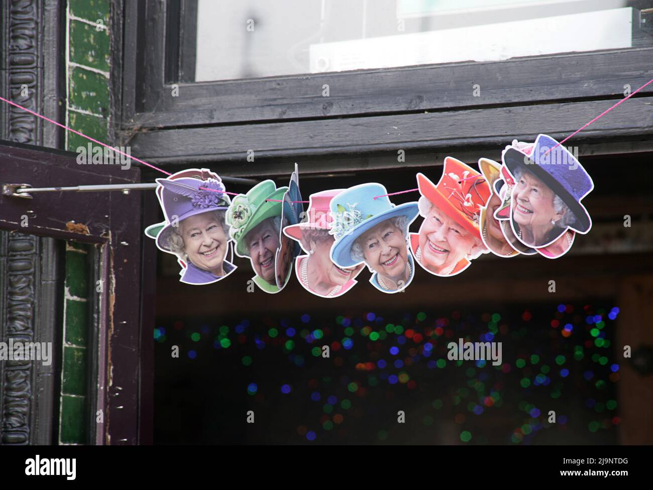 Bunting pour le Jubilé de platine de la reine Elizabeth II dans la porte du pub Abbey Arms, Abbey Wood, sud-est de Londres Banque D'Images
