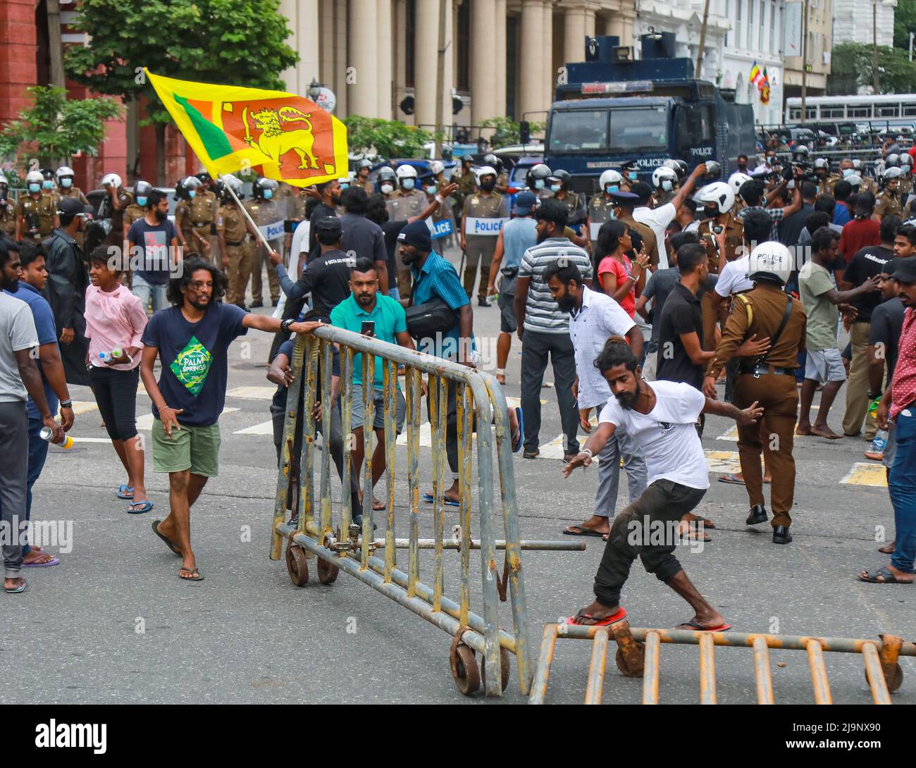 Sri Lanka. 24th mai 2022. Une manifestation est organisée à l'extérieur du bâtiment du département des enquêtes criminelles (CID) à fort, demandant aux responsables d'arrêter l'ancien ministre Johnston Fernando à la suite des incidents de Kolupitiya et Galle face à face verte. (Photo par Amitha Thennakoon/Pacific Press) crédit: Pacific Press Media production Corp./Alay Live News Banque D'Images