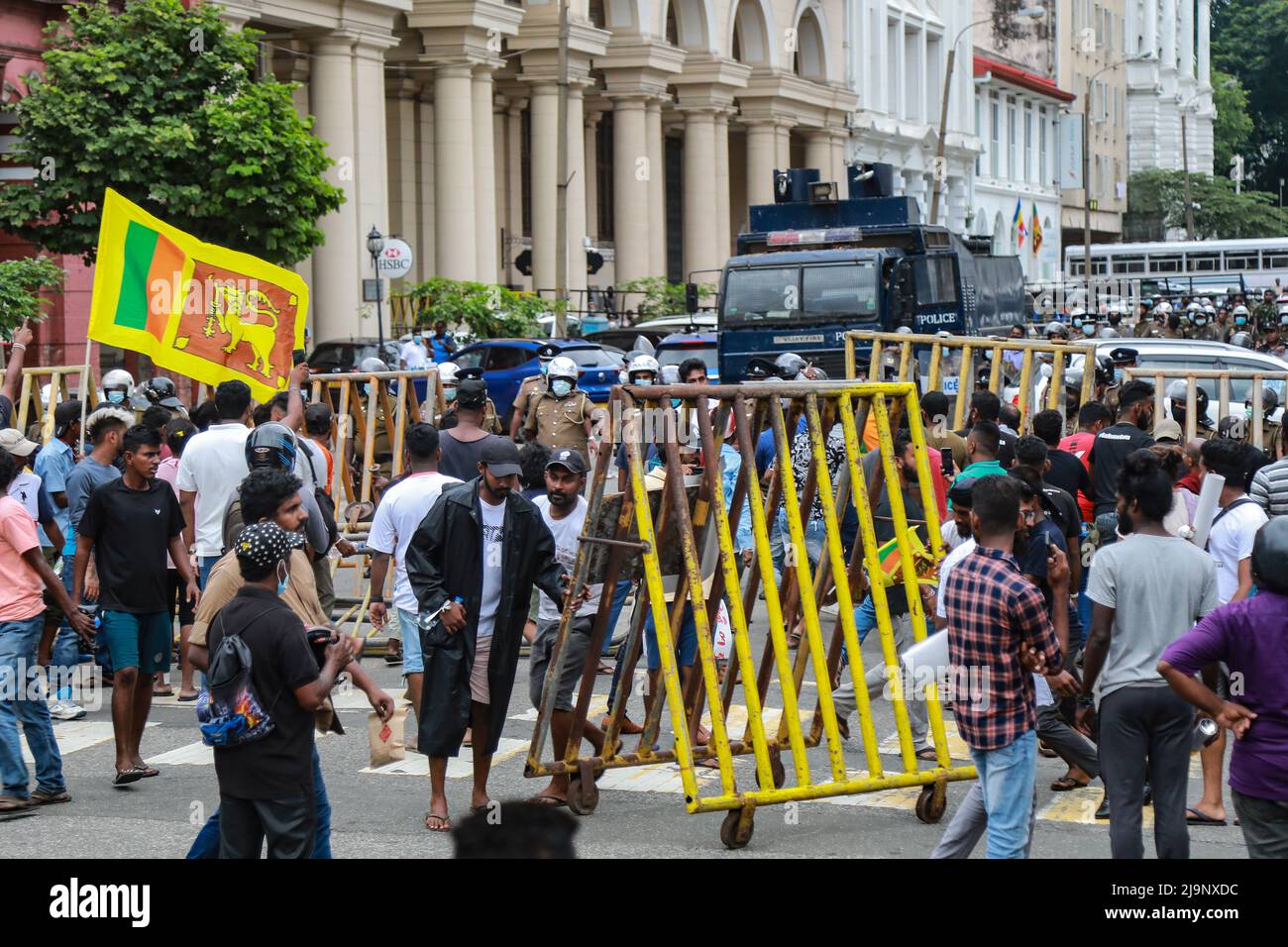 Sri Lanka. 24th mai 2022. Une manifestation est organisée à l'extérieur du bâtiment du département des enquêtes criminelles (CID) à fort, demandant aux responsables d'arrêter l'ancien ministre Johnston Fernando à la suite des incidents de Kolupitiya et Galle face à face verte. (Photo par Amitha Thennakoon/Pacific Press) crédit: Pacific Press Media production Corp./Alay Live News Banque D'Images