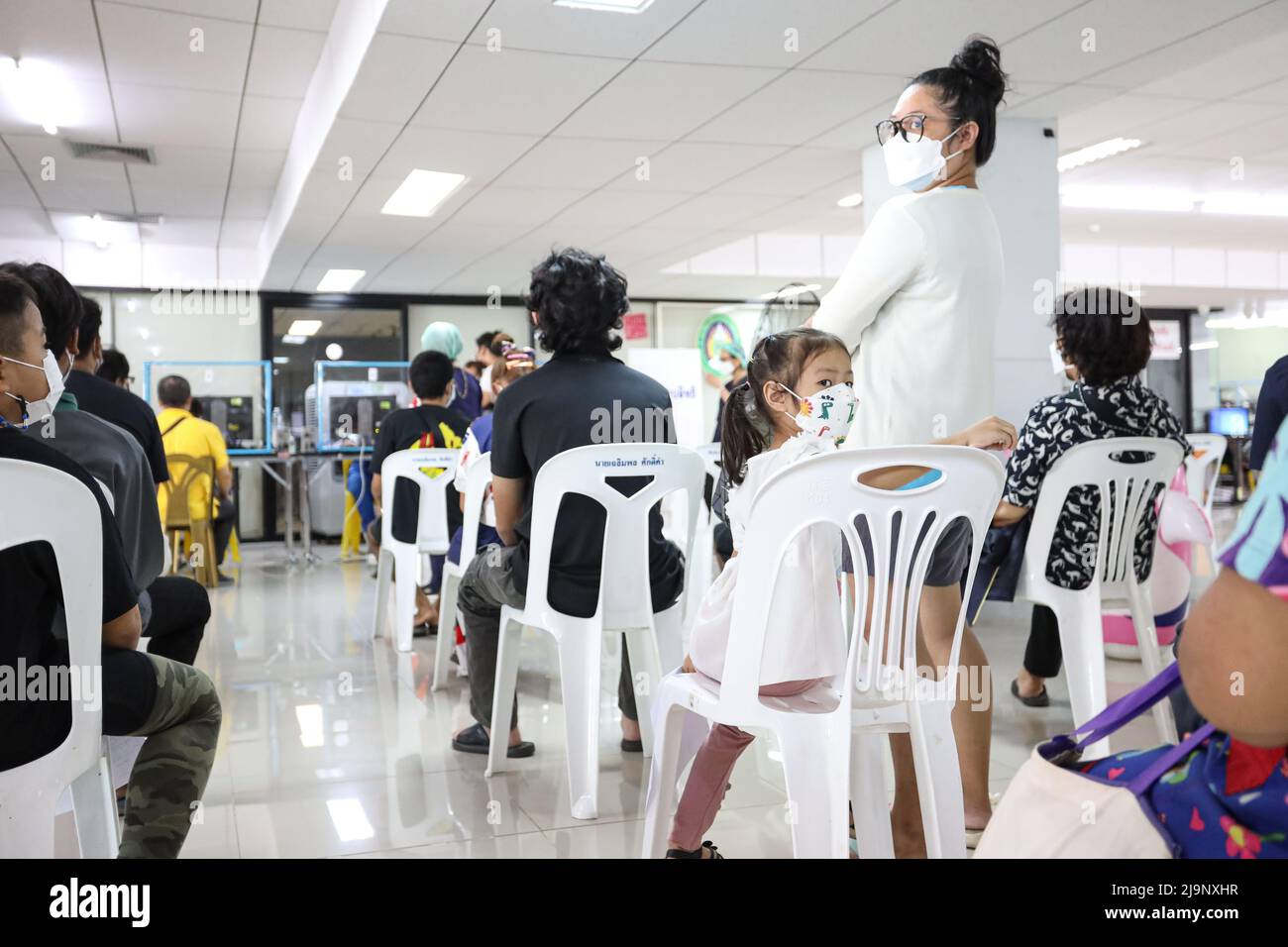 24 mai 2022, Chanthaburi, Thaïlande: Office provincial de la santé de Chanthaburi vaccination 1st et 2nd pour les enfants de 5-11 ans et 1st, 2nd, 3rd, 4th vaccination pour les personnes en général à Chanthaburi et les étrangers par AstraZeneca et Pfizer vaccins au Centre de gemmes et bijoux de Chanthaburi. Qui est ouvert pour les injections ici le dernier jour dans la ville, après cela, ils doivent aller recevoir la vaccination à l'hôpital Phrapokklao, Chanthaburi. Pour les autres districts de la province de Chanthaburi, les vaccins peuvent être obtenus dans les hôpitaux de district ou dans les endroits spécifiés par le gouvernement. (Credit image: © Edirach T Banque D'Images