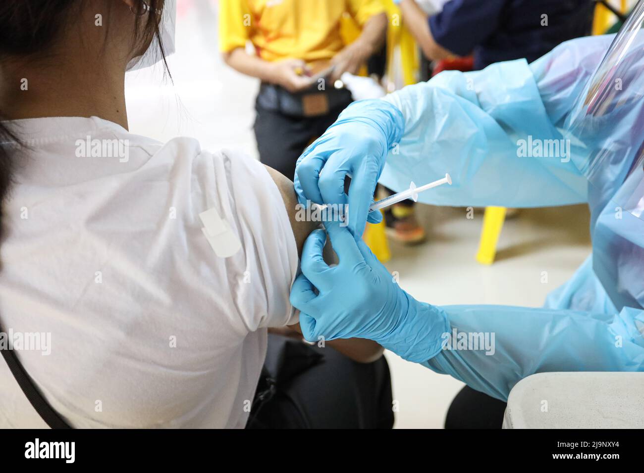 24 mai 2022, Chanthaburi, Thaïlande: Office provincial de la santé de Chanthaburi vaccination 1st et 2nd pour les enfants de 5-11 ans et 1st, 2nd, 3rd, 4th vaccination pour les personnes en général à Chanthaburi et les étrangers par AstraZeneca et Pfizer vaccins au Centre de gemmes et bijoux de Chanthaburi. Qui est ouvert pour les injections ici le dernier jour dans la ville, après cela, ils doivent aller recevoir la vaccination à l'hôpital Phrapokklao, Chanthaburi. Pour les autres districts de la province de Chanthaburi, les vaccins peuvent être obtenus dans les hôpitaux de district ou dans les endroits spécifiés par le gouvernement. (Credit image: © Edirach T Banque D'Images