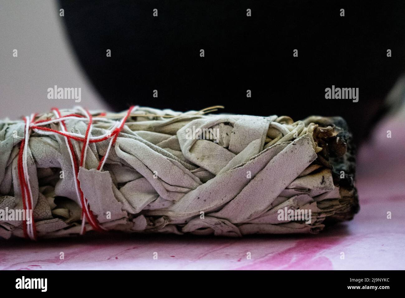 Ensemble de sauge blanche en bâtonnets secs pour le nettoyage Banque D'Images