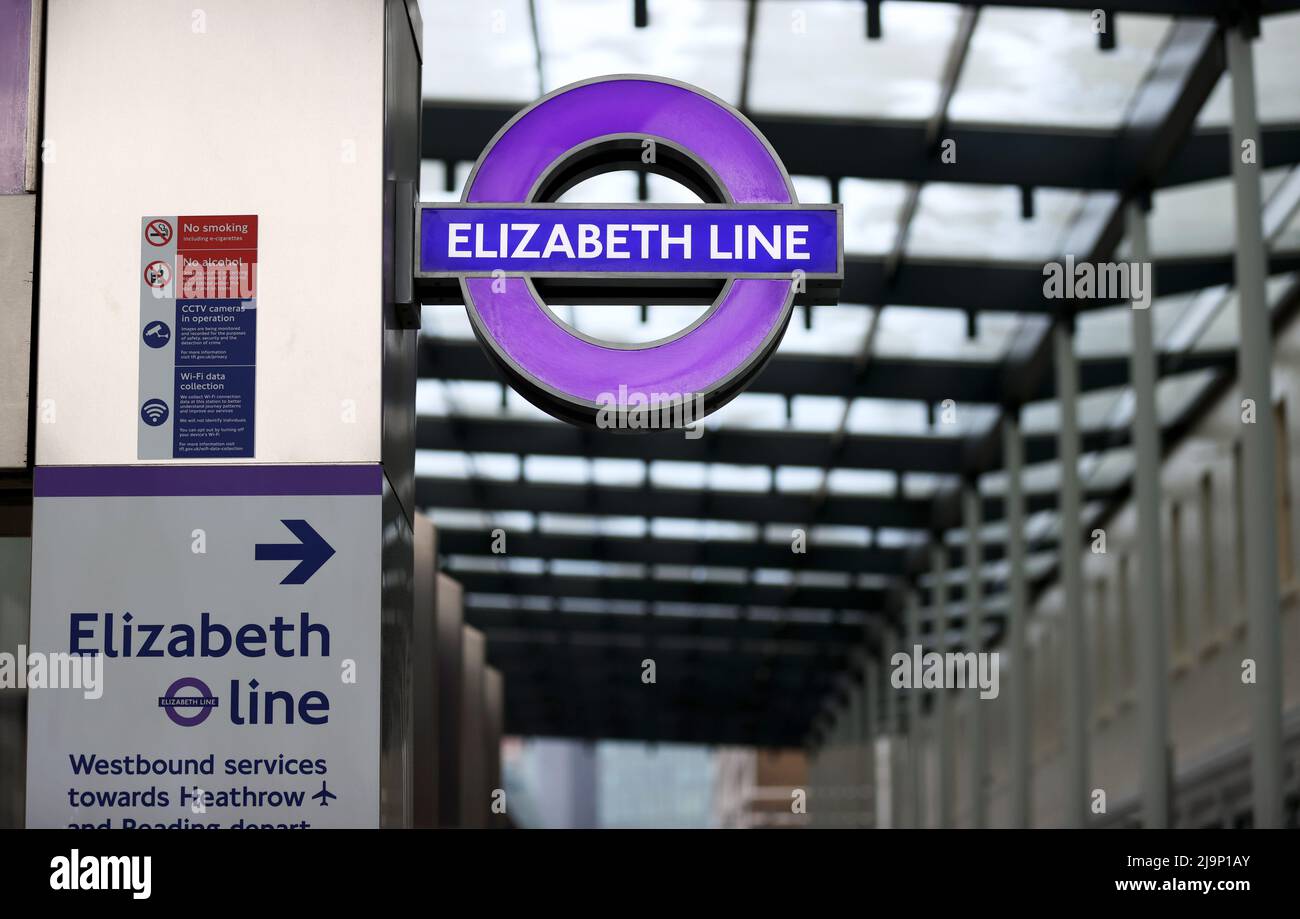 Londres, Grande-Bretagne. 24th mai 2022. Un signe de la ligne Elizabeth est visible à la gare de Paddington à Londres, en Grande-Bretagne, le 24 mai 2022. En tant que nouvelle ligne de chemin de fer, Elizabeth Line a ouvert ses portes au public mardi. Crédit : Li Ying/Xinhua/Alay Live News Banque D'Images