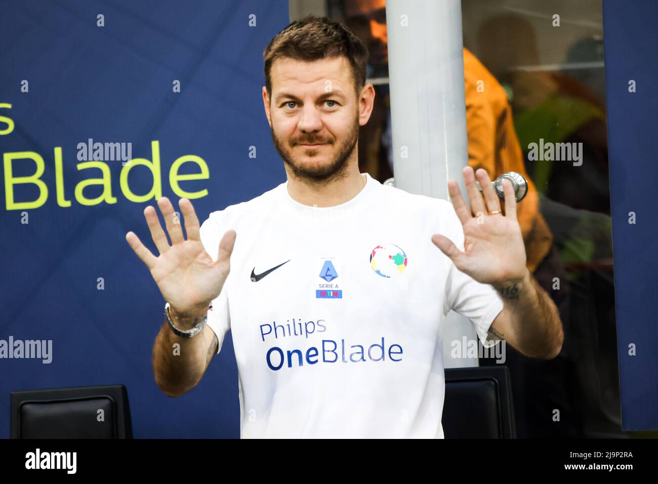 Alessandro Cattelan est vu au match des héros de l'intégration qui a eu lieu au stade Giuseppe Meazza à San Siro, à Milan, en Italie, le 23 2022 mai Banque D'Images