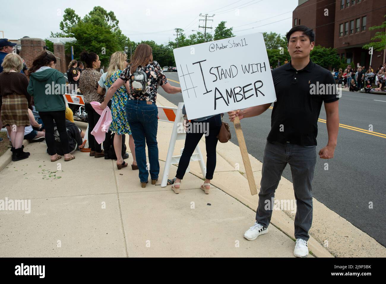 Le partisan Amber pro Daniel Lee, 26 ans, du comté de Loudoun, en Virginie, montre son soutien au palais de justice du comté de Fairfax, à Fairfax, où le procès civil entre Johnny Depp et Amber Heard est Talking place, le lundi 23 mai 2022. Depp a intenté une poursuite en diffamation contre son ancienne femme, l'actrice Amber a entendu, après qu'elle a écrit un op-ed dans le Washington Post en 2018 qui, sans nommer Depp, l'a accusé d'abus domestique. Credit: Cliff Owen / CNP / MediaPunch (RESTRICTION: PAS de journaux ou journaux New York ou New Jersey dans un rayon de 75 miles de New York) Banque D'Images