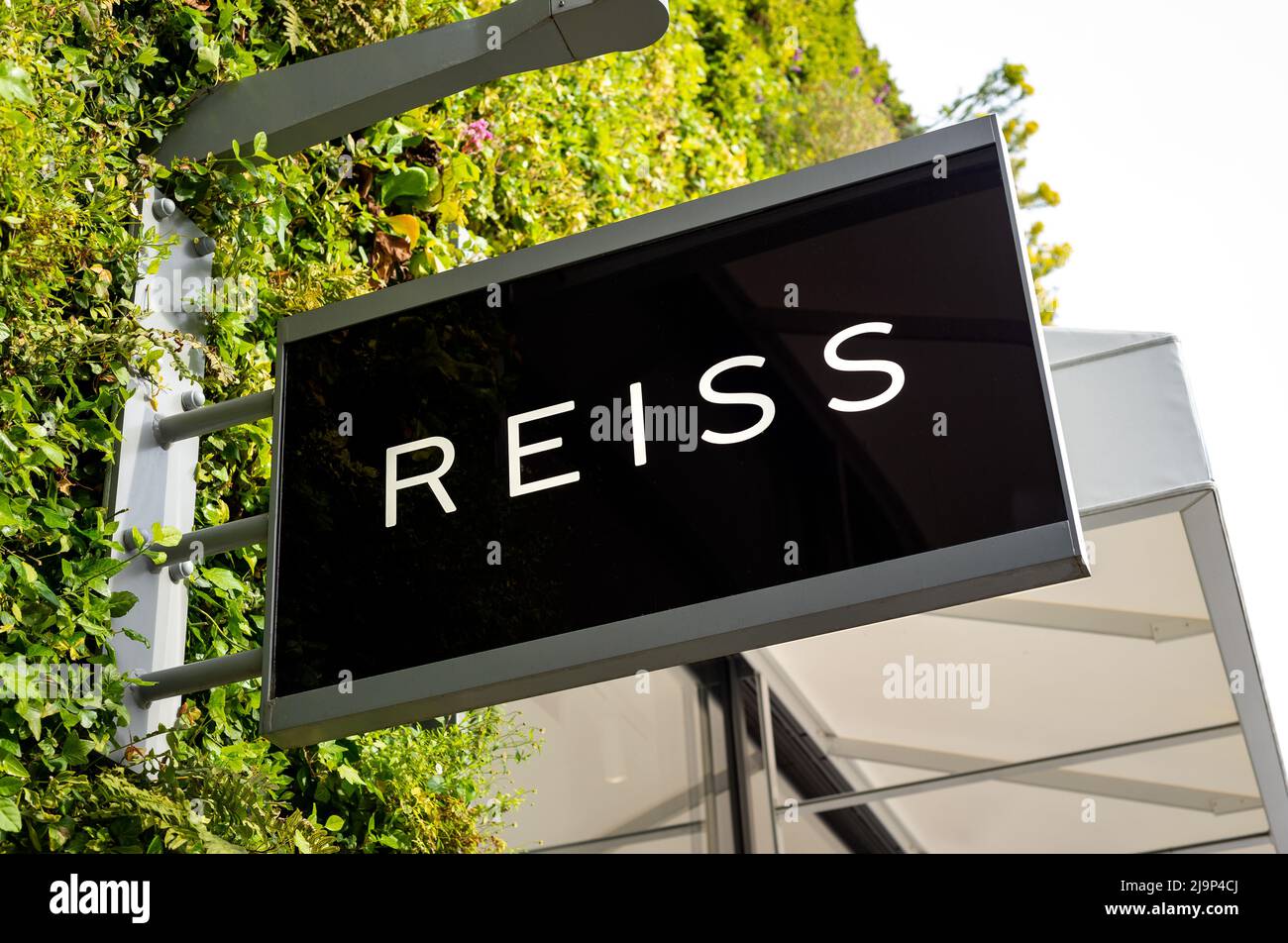 Panneau d'entrée du magasin de vêtements Reiss British Fashion au Ashford Outlet Center, Kent, Angleterre. Banque D'Images