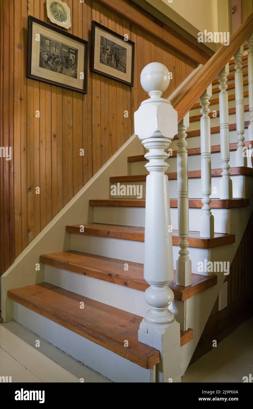 Escalier menant à l'étage dans la vieille maison de style cottage Canadiana vers 1741. Banque D'Images