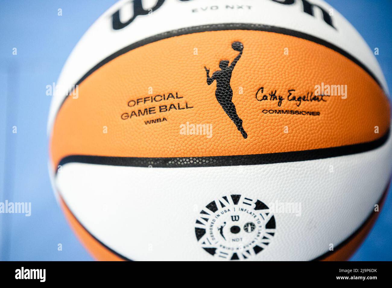 Chicago, États-Unis. 24th mai 2022. Ballon de jeu officiel de la WNBA avant le match entre le Chicago Sky et la fièvre de l'Indiana le mardi 24 mai 2022 à Wintrust Arena, Chicago, Etats-Unis. (AUCUNE UTILISATION COMMERCIALE) Shaina Benhiyoun/SPP crédit: SPP Sport presse photo. /Alamy Live News Banque D'Images