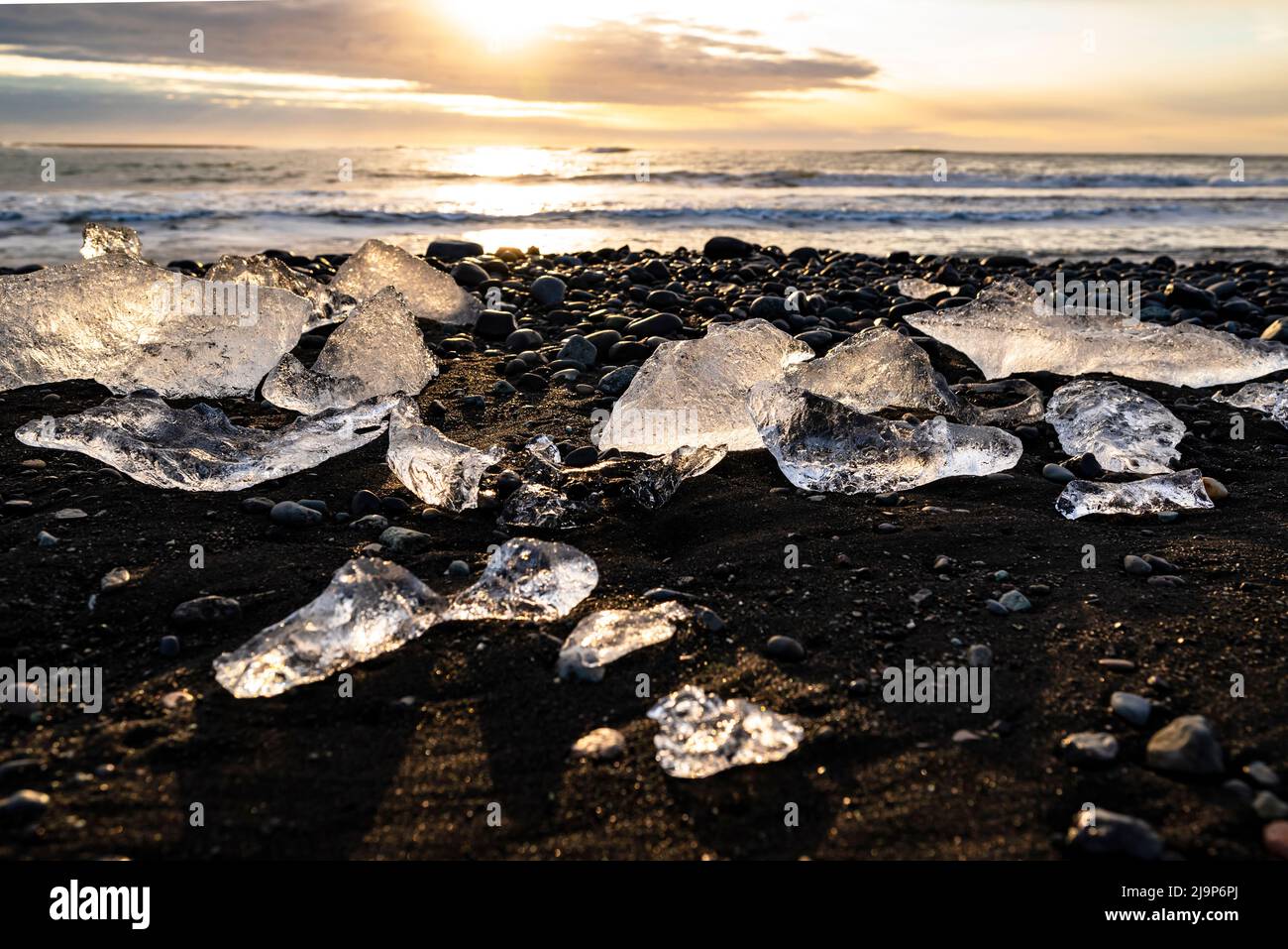 Paysage magique montrant des icebergs étincelants bloqués sur le sable noir de Breiðamerkursandur ou Diamond Beach au lever du soleil, route 1, Islande Banque D'Images