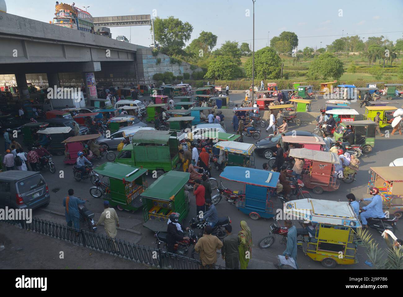 24 mai 2022, Lahore, Punjab, Pakistan : Les navetteurs pakistanais tentent de traverser un pont au-dessus de la rivière Ravi le long d'une route partiellement bloquée par des conteneurs par les autorités locales pour empêcher la mobilité en amont du sit-in prévu à Islamabad par le Pakistan Tehreek-e-Insaf (PTI), l'ancien Premier ministre pakistanais Imran Khan à Lahore. Le principal parti d'opposition du Pakistan, dirigé par le Premier ministre récemment évincé, Imran Khan, a accusé la police d'avoir arrêté des centaines de ses partisans dans des raids qui ont commencé mardi en prévision d'un important sit-in prévu par l'ancien dirigeant, les membres de haut rang du parti et la police Banque D'Images