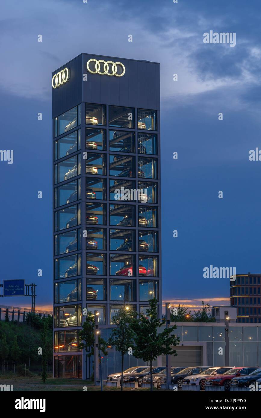 Tour de verre de voiture Audi showrooom illuminée la nuit au centre automobile / concessionnaire Audi à Adlershof, Berlin, Allemagne Banque D'Images