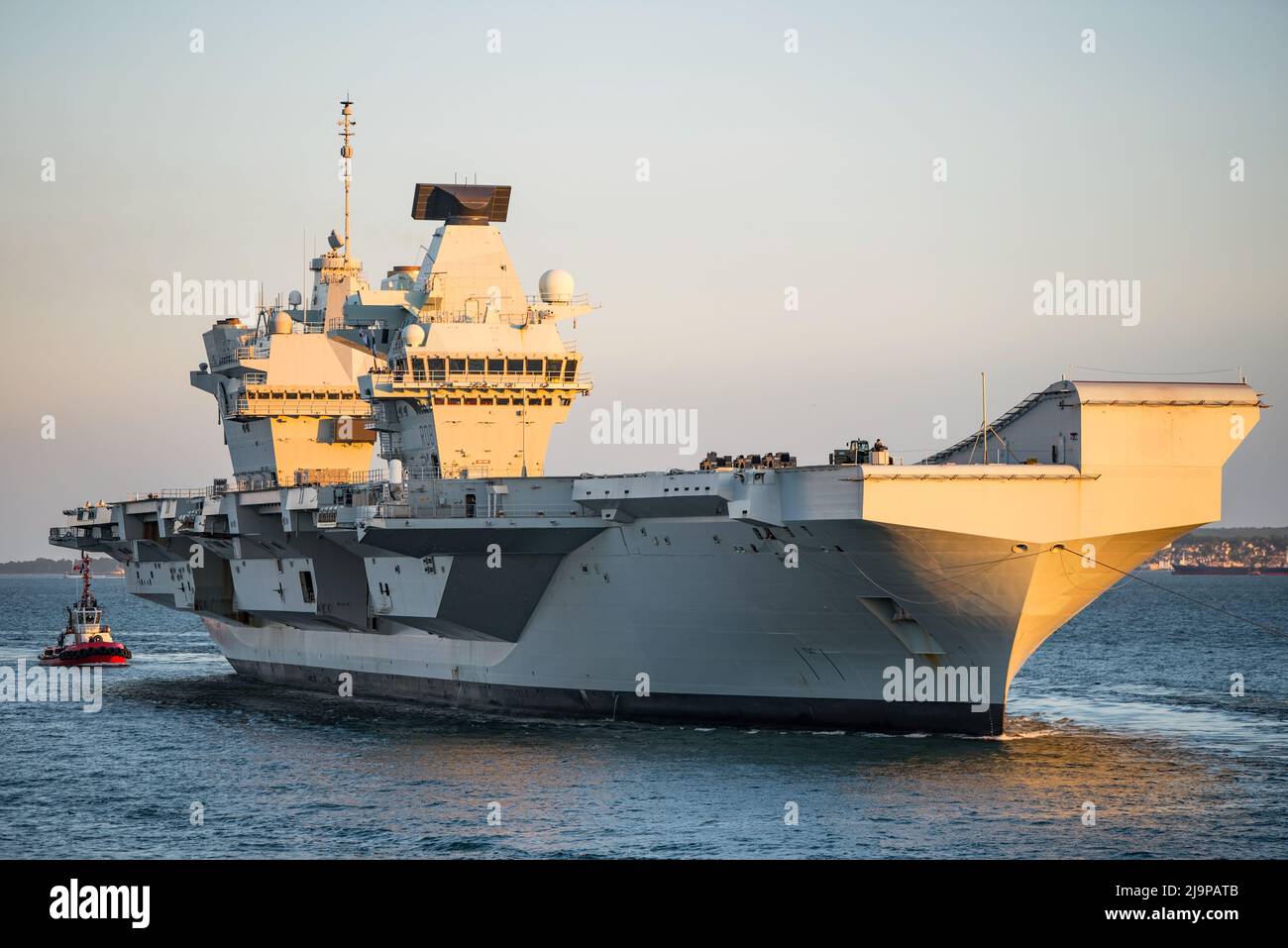 Le HMS Queen Elizabeth (R08) est retourné à Portsmouth, au Royaume-Uni, au coucher du soleil, le 24th mai 2022, après une formation opérationnelle en mer. Banque D'Images