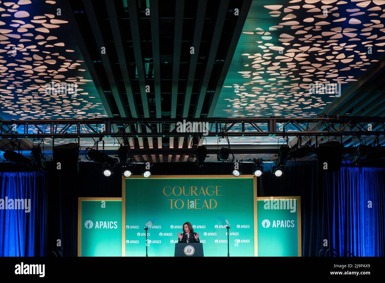 Washington, États-Unis. 24th mai 2022. LA vice-présidente AMÉRICAINE Kamala Harris a prononcé des remarques sur le tournage de masse au Texas avant de se faire remarquer au Gala des prix annuels 20th de l'Asian Pacific American Institute for Congressional Studies à Washington, DC, USA, du 24 au 24 mai 2022. Credit: SIPA USA/Alay Live News Banque D'Images