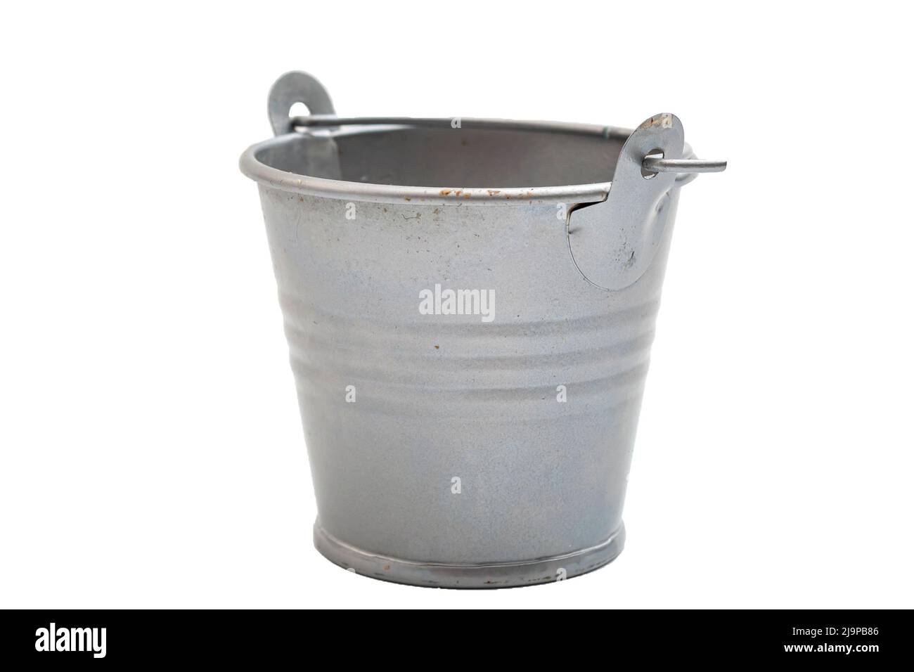 Nettoyage et lavage, outils ruraux et concept de conteneur de transport domestique avec l'ancien seau en argent métallique et aucune personne isolée sur blanc b. Banque D'Images Nettoyage et lavage, outils ruraux et concept de conteneur de transport domestique avec l'ancien seau en argent métallique et aucune personne isolée sur blanc b. Banque D'Images