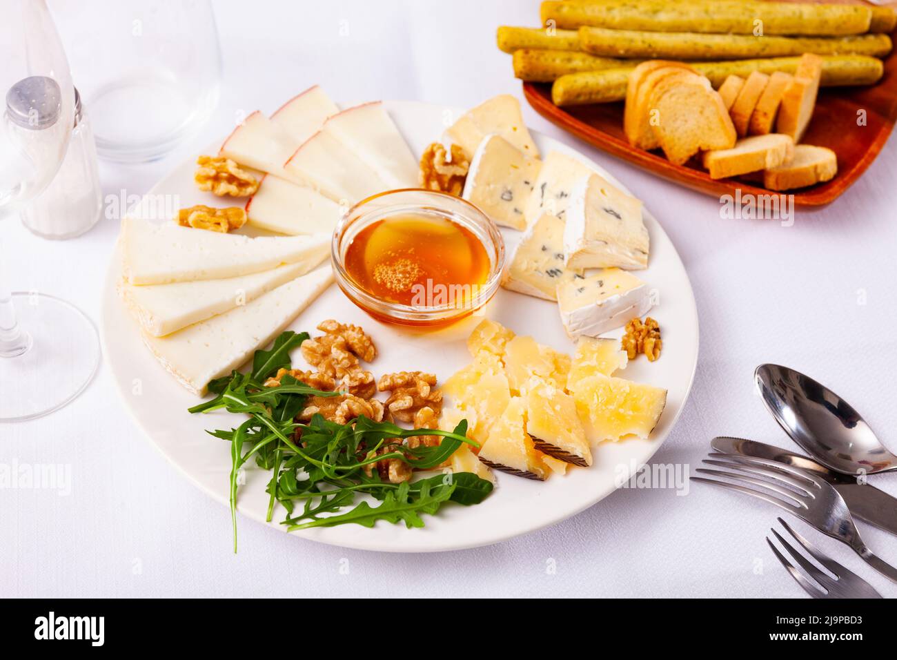 Différents types de fromage tranchés et servis sur l'assiette Banque D'Images