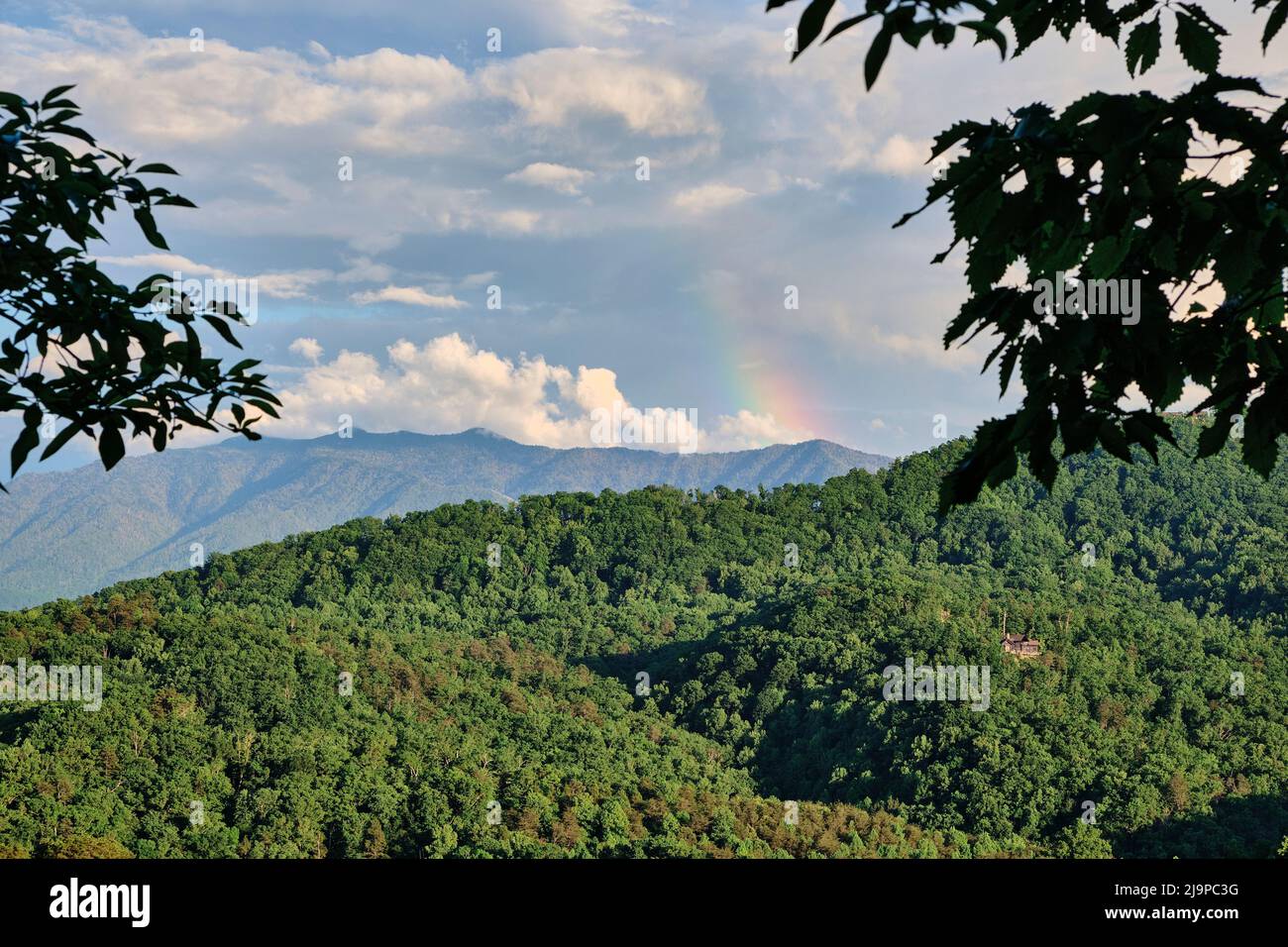 Parc national des Great Smokey Mountains avec un arc-en-ciel, près de Pigeon Forge et Gatlinburg Tennessee, États-Unis. Banque D'Images