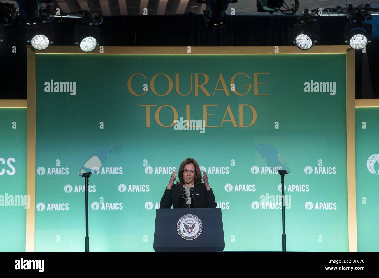 Washington, États-Unis. 24th mai 2022. LE vice-président AMÉRICAIN Kamala Harris a prononcé un discours sur le tournage de masse au Texas avant son allocution au Gala des prix annuels 20th de l'Asian Pacific American Institute for Congressional Studies à Washington, DC, le mardi 24 mai 2022. Photo de Shaw Thew/UPI crédit: UPI/Alay Live News Banque D'Images