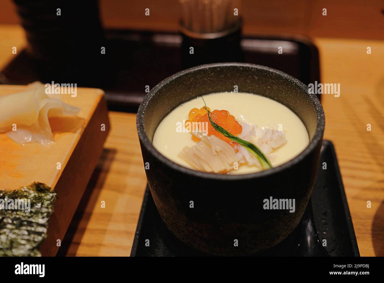 Un bol de chawanmushi (crème aux œufs japonais) servi comme apéritif à Itamae, un restaurant de sushis à Shinjuku - Tokyo, Japon Banque D'Images