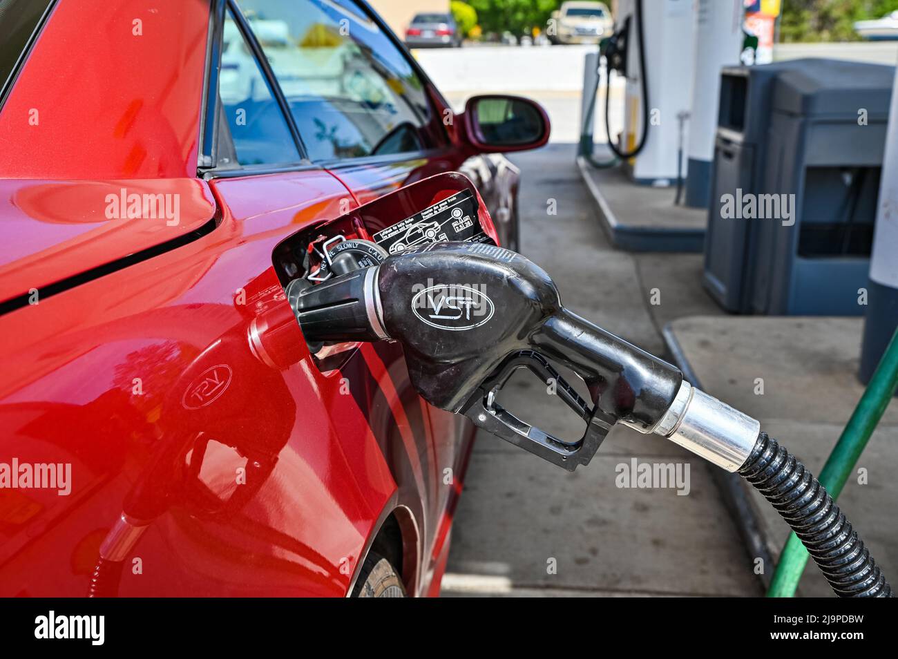 Vue latérale d'une Mercedes Benz 230-SLK remplie d'essence de qualité supérieure à une station Shell. Une hausse du gaz entrera en vigueur en Californie en juillet. Banque D'Images