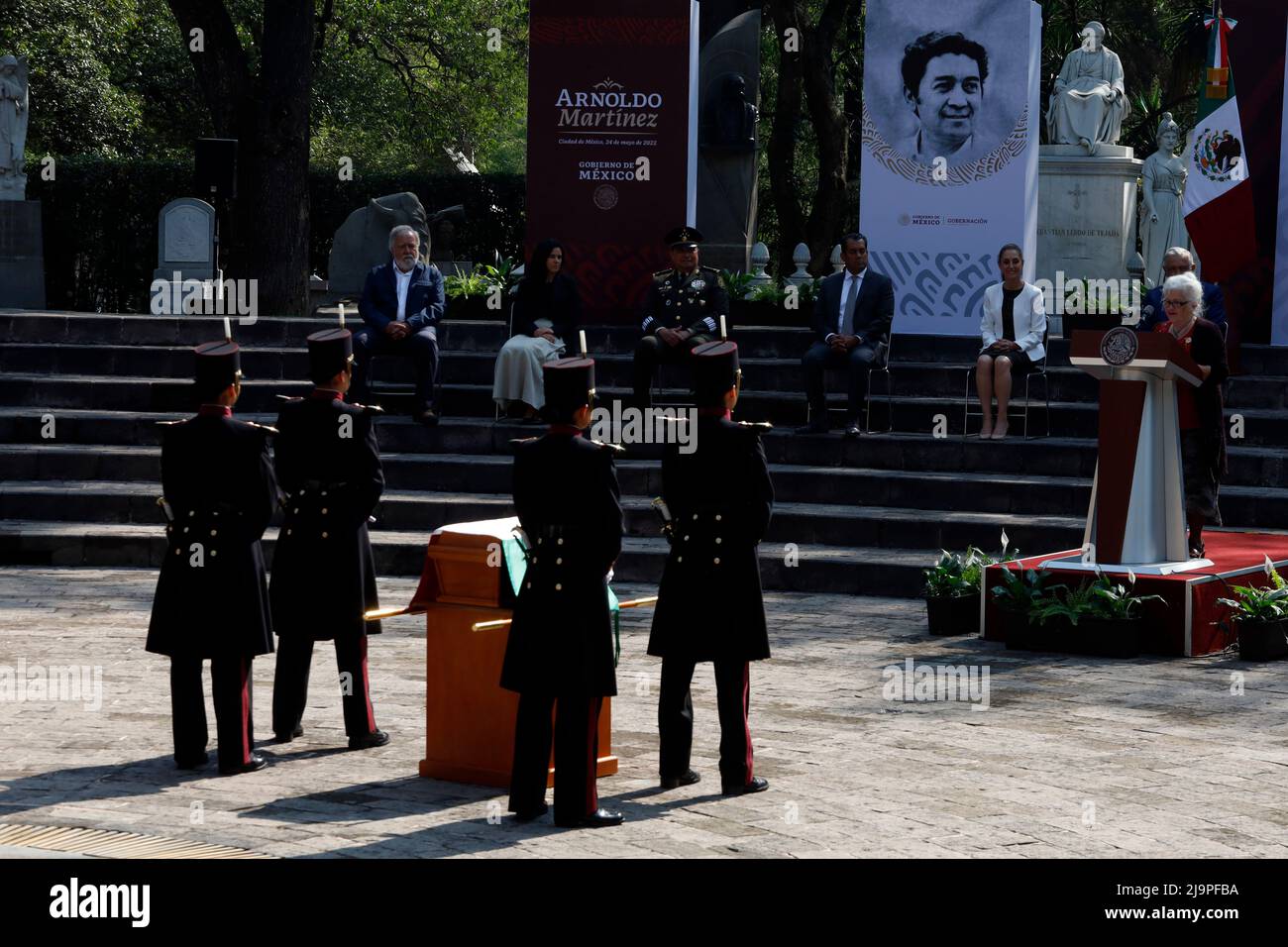 Mexico, Mexico, Mexique. 24th mai 2022. Les militaires prennent part à une garde d'honneur lors de la cérémonie de sépulture et d'hommage posthume à l'homme politique et chef de la gauche mexicaine Arnoldo Martinez Verdugo au cimetière Dolores de Mexico. Le 24 mai 2022 à Mexico, Mexique. (Credit image: © Luis Barron/eyepix via ZUMA Press Wire) Banque D'Images