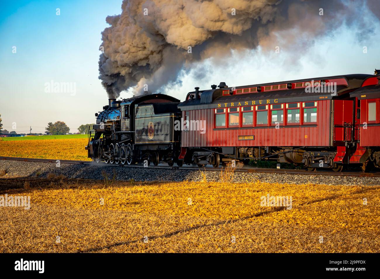 Ronks, Pennsylvanie, octobre 2020 - Un billet de voyage pour un train à vapeur de passagers antique à lever du soleil lors d'une belle journée partiellement nuageux Banque D'Images