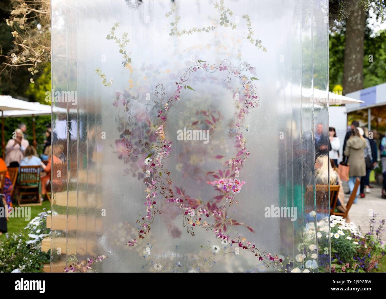 Londres, Grande-Bretagne. 24th mai 2022. Les gens assistent au RHS (Royal Horticultural Society) Chelsea Flower Show à Londres, en Grande-Bretagne, le 24 mai 2022. Le salon des fleurs annuel de RHS Chelsea s'est ouvert au public mardi. Credit: Han Yan/Xinhua/Alay Live News Banque D'Images