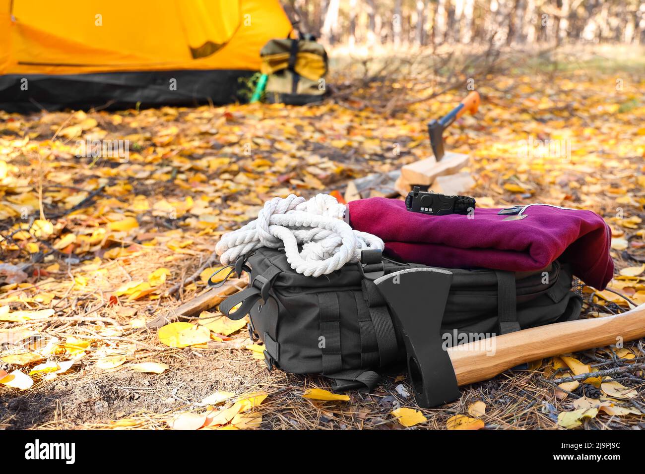 Kit de survie du touriste près du camp dans la forêt d'automne Banque D'Images