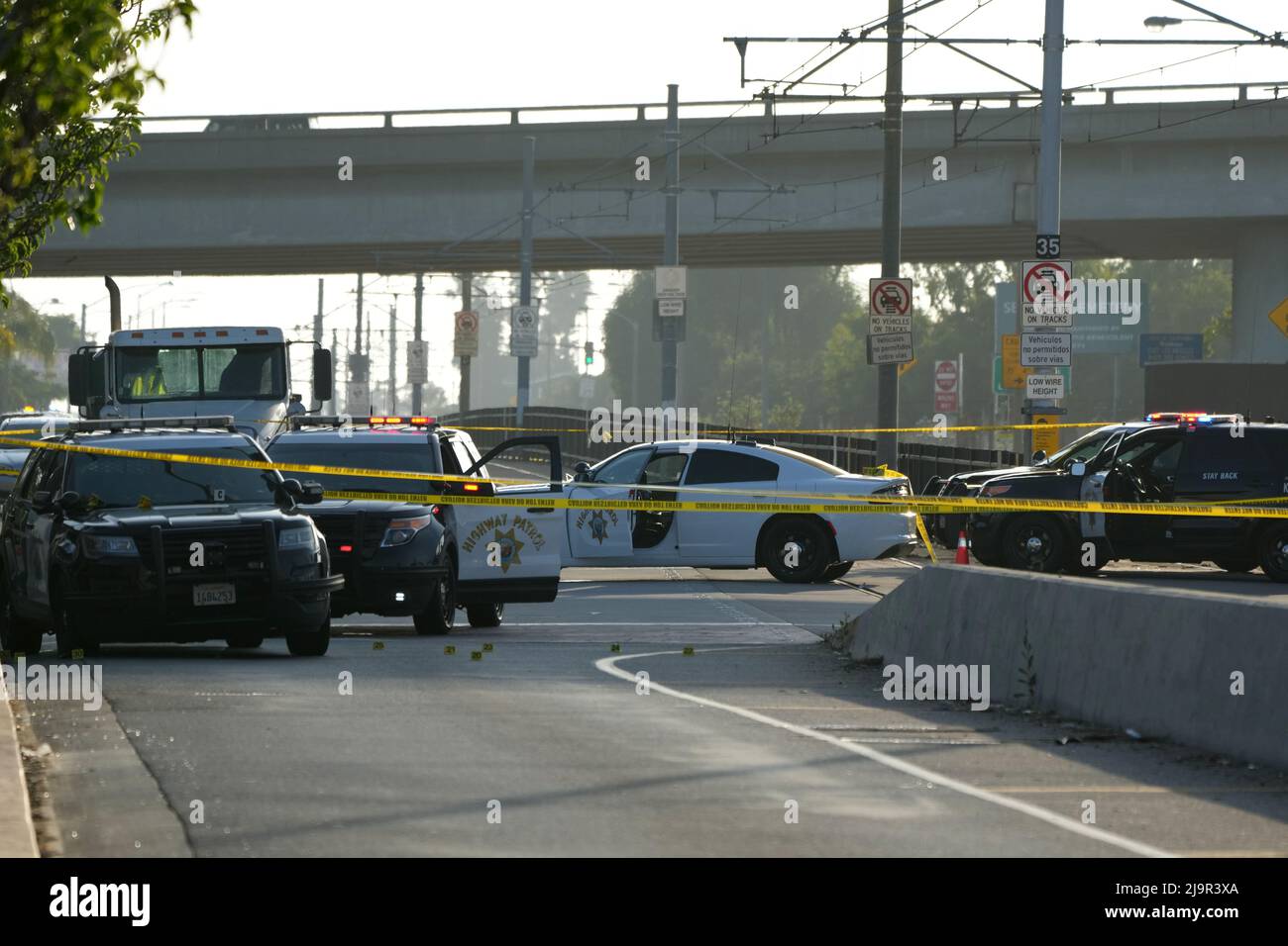 La bande de scène de crime entoure le lieu de la fusillade impliquant un officier de la California Highway Patrol à Ford Blvd. Et troisième, mardi 24 mai 2022, à Los Angeles. Banque D'Images