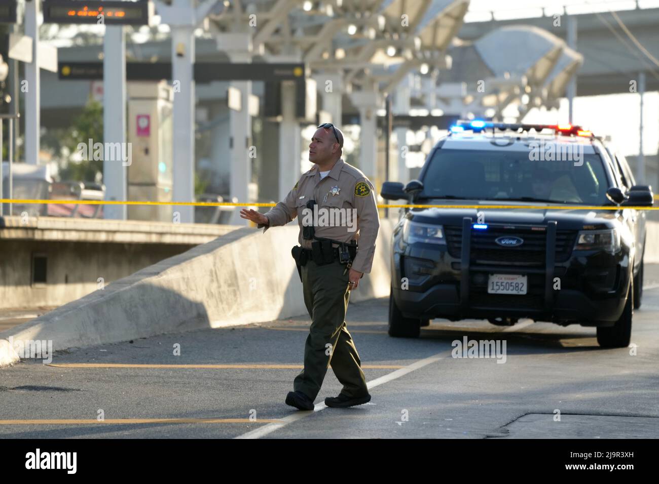 Un officier du département du shérif du comté de Los Angeles garde le site de la fusillade impliquant un officier de la California Highway Patrol à Ford Blvd. Et troisième, mardi 24 mai 2022, à Los Angeles. Banque D'Images