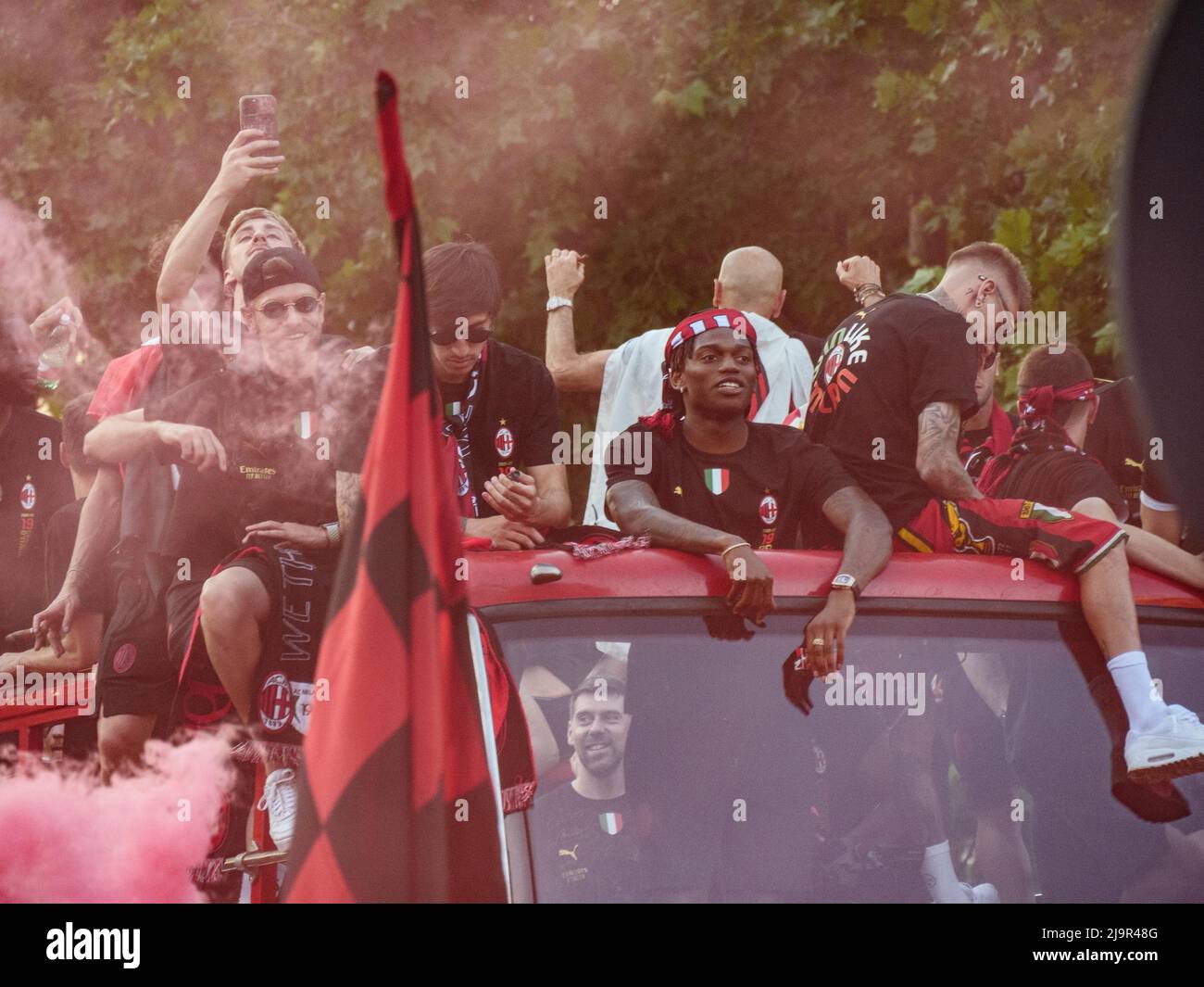 Milan, Italie. 23rd mai 2022. Les joueurs de l'AC Milan célèbrent lors de la série A Victory Parade le 23 mai 2022 à Milan, en Italie. © photo: Cinzia Camela. Crédit : Agence photo indépendante/Alamy Live News Banque D'Images