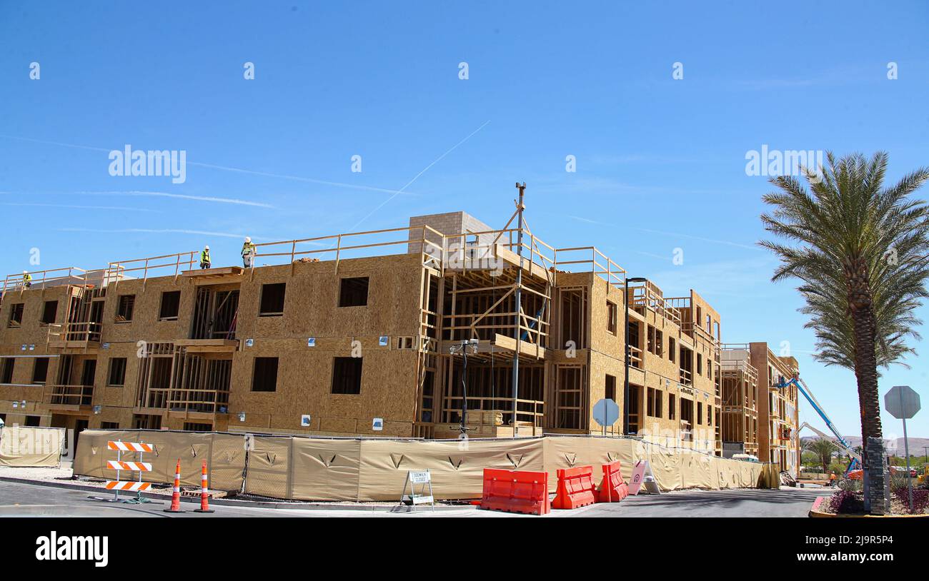 Las Vegas, États-Unis. 24th mai 2022. On voit des ouvriers de la construction travailler sur la charpente d'un bien commercial. La population de la région métropolitaine de Las Vegas a augmenté d'environ trois pour cent chaque année depuis 2019. Crédit : SOPA Images Limited/Alamy Live News Banque D'Images