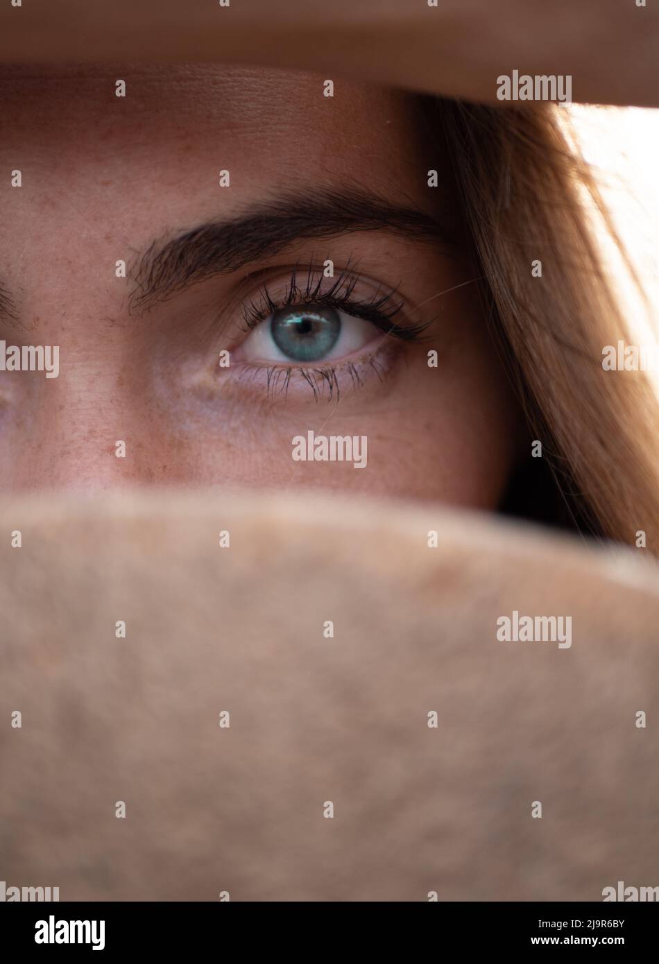 Caucasien jeune femme œil vert gros plan Banque D'Images