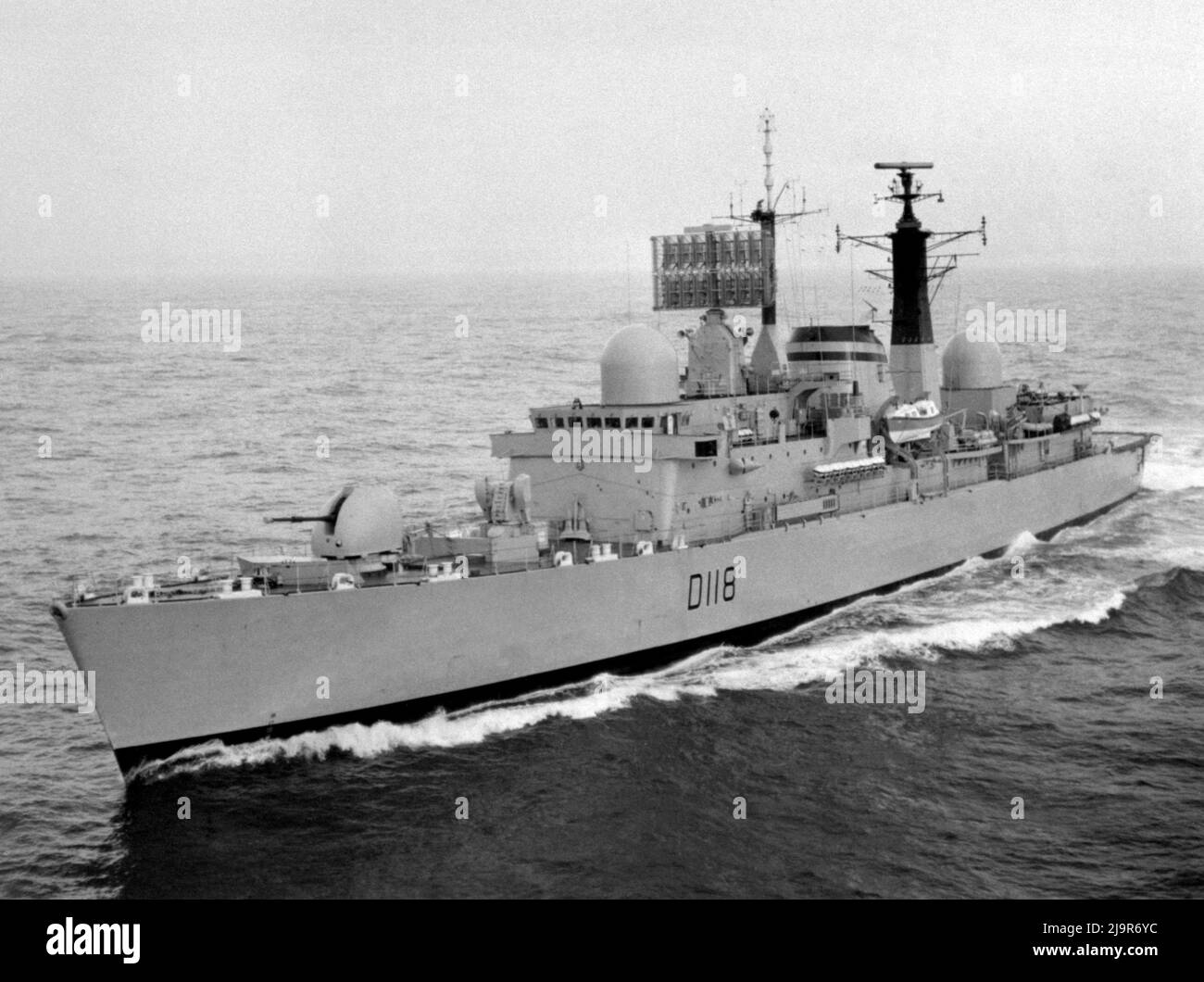 Photo non datée d'une vue aérienne du destroyer de la Marine royale, HMS Coventry. Christopher Howe, un vétéran de la guerre des Malouines, a déclaré 'pas un jour passe' qu'il ne pense pas à ses expériences du conflit, 40 ans après que son navire, le HMS Coventry, a été attaqué et coulé par des jets argentins. Date de publication : le mercredi 25 mai 2022. Banque D'Images