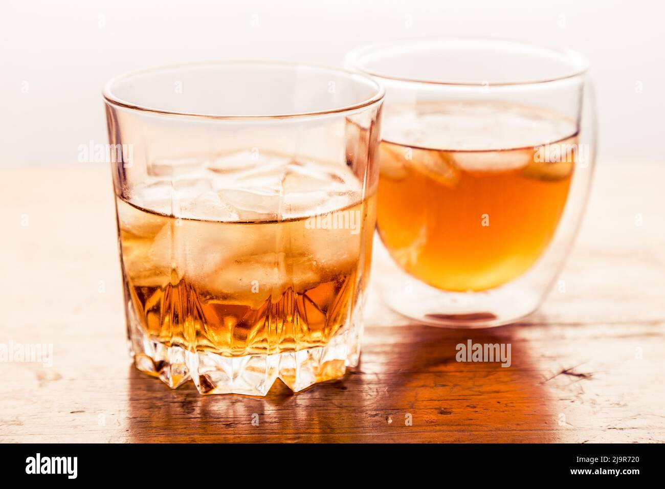 Deux verres de whisky différents. Banque D'Images