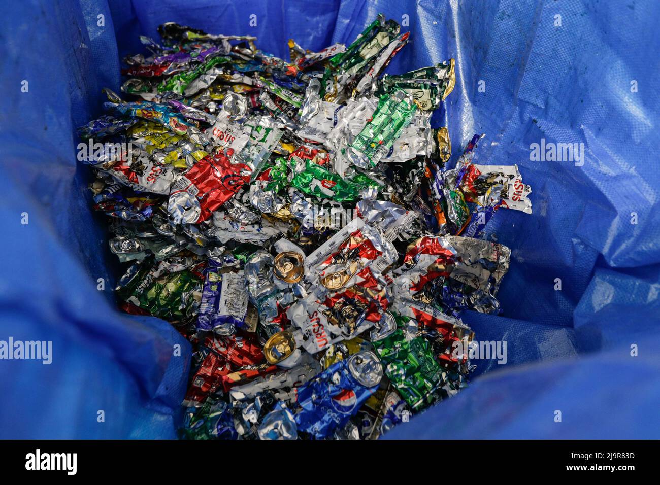 Bucarest, Roumanie - 25 mai 2022 : déchets de boîtes en aluminium compactés par une machine et prêts à être recyclés. Banque D'Images