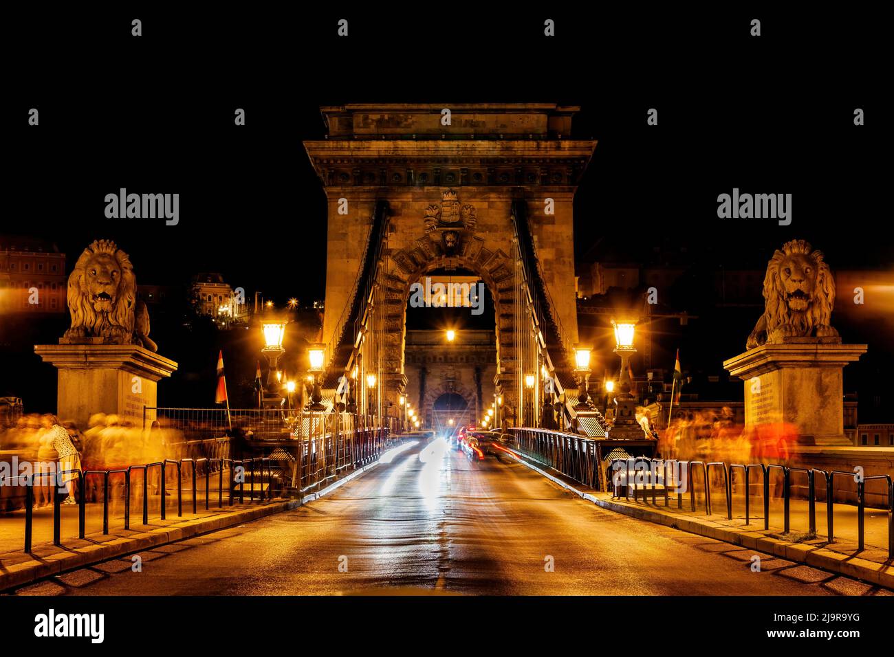 Szechenyi Chain Bridge la nuit dans la ville de Budapest en Hongrie. Passerelle piétonne et pont routier qui avec deux sculptures de lion, traverse le Danube entre B Banque D'Images