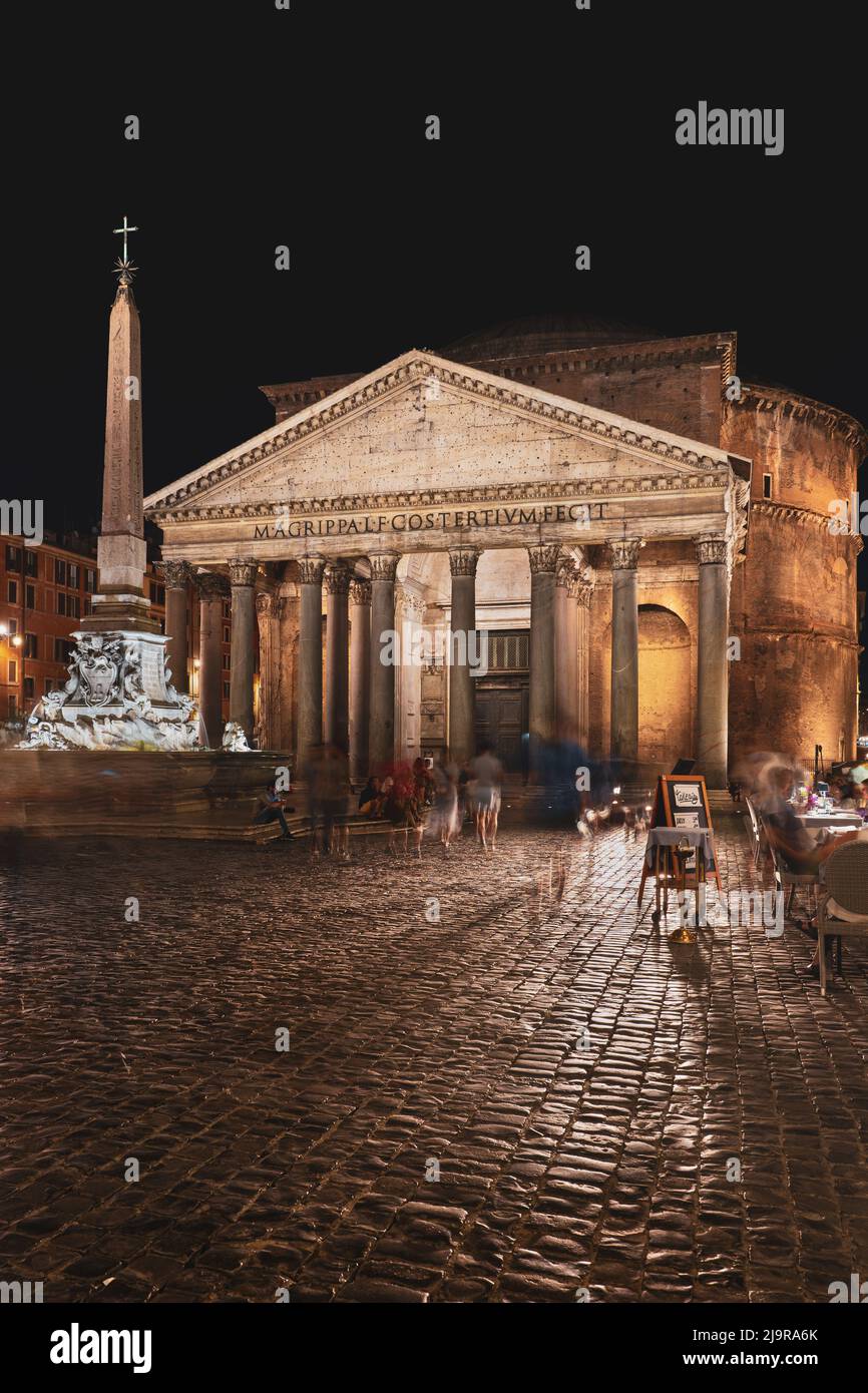 Ville de Rome en Italie, le temple du Panthéon la nuit vu de la place pavée Piazza della Rotonda avec fontaine et obélisque égyptien ancien. Banque D'Images