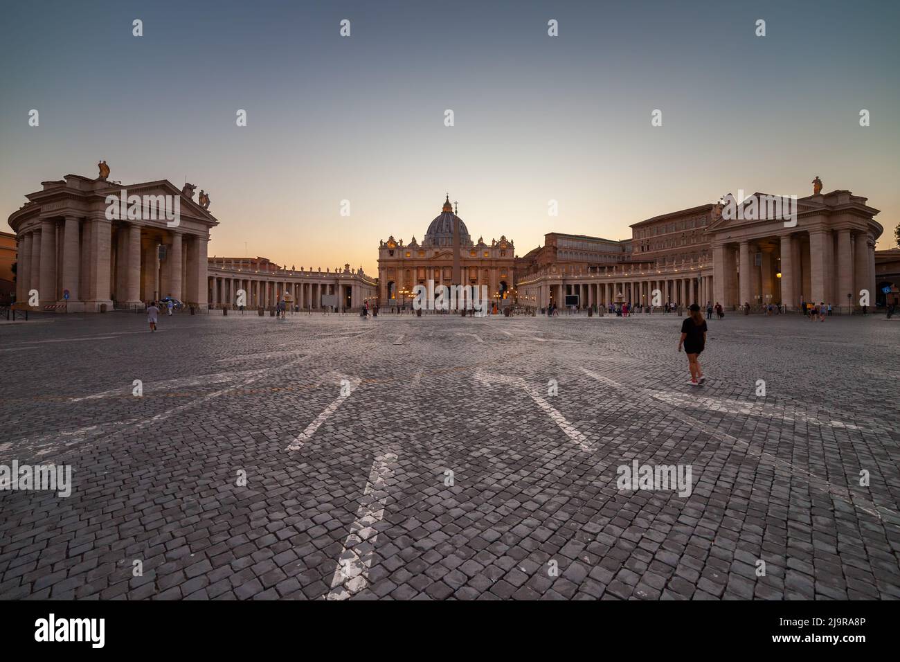 Place Saint-Pierre dans la Cité du Vatican. Horizon avec colonnade et basilique Saint-Pierre en début de soirée tranquille. Banque D'Images